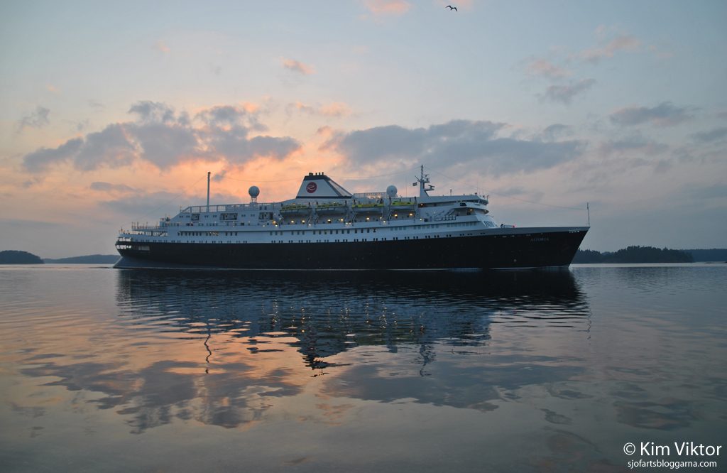 Midsommar på Vindö med kryssnings- och&nbsp;örlogsfartyg